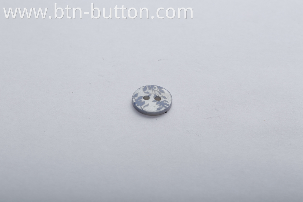 Round four-hole shell button